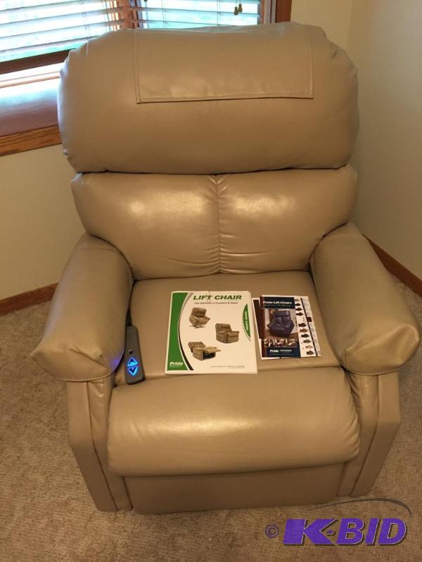 lot 23 image: Pride Power Lift Chair