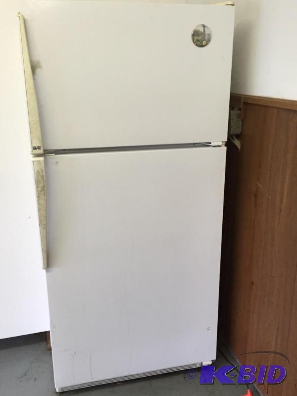 lot 29 image: Amman refrigerator Model TM18V2W does power o...