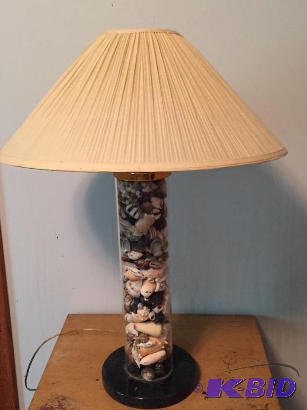 lot 5 image: Vintage Shell Lamp