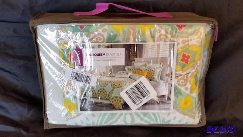 lot 16 image: Ideology.  New in Package. Multi-Color FullQueen Duvet Set.