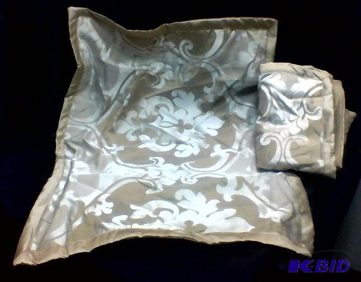 lot 18 image: JCPenny Pair of Polyester Pillow Shams Gold Tones