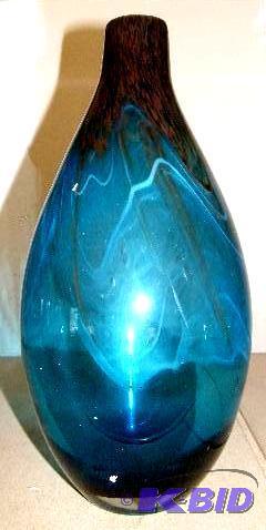 lot 35 image: Blue Glass Vase - This glass vase makes a bri...