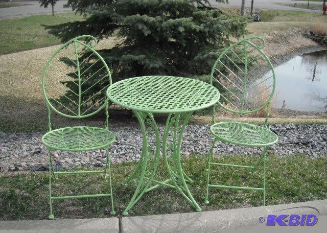 lot 55 image: Green Leaf Metal Bistro Set - Table is 23.5&q...
