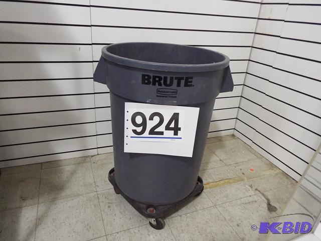 Rubbermaid Brute Rolling Trash Can