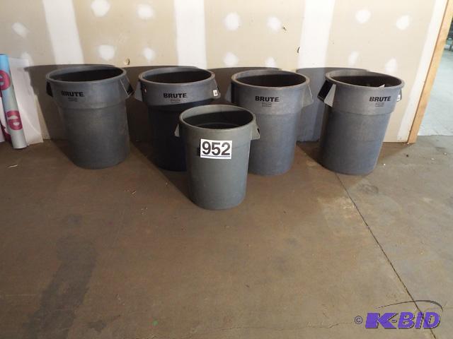 Brute Trash Cans 4 Large 1 Med