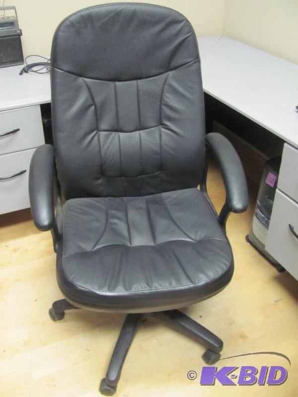 lot 104 image: Swivel Office Chair on wheels with adjustable...