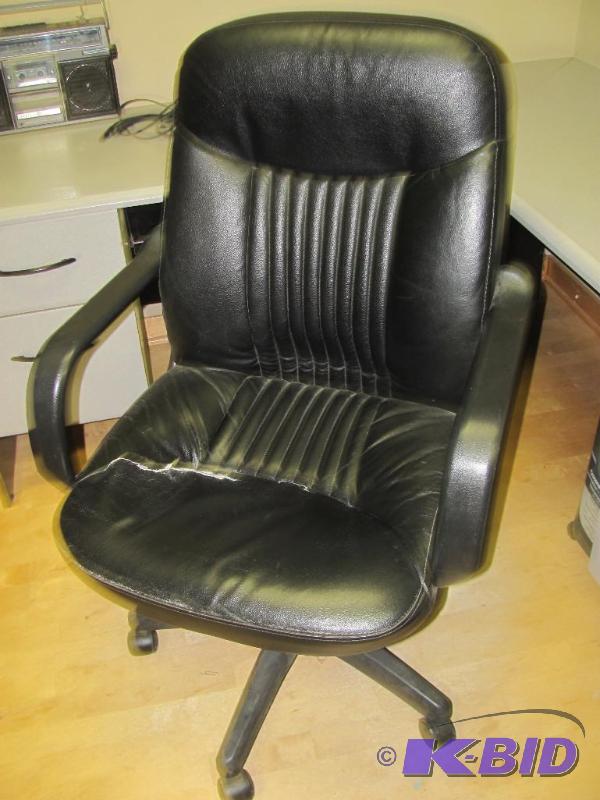 lot 105 image: Swivel Office Chair on wheels with adjustable...