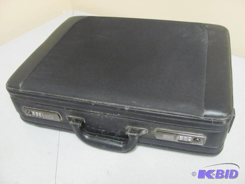 lot 147 image: Lockable TARGUS Briefcase. Lots of storage sp...