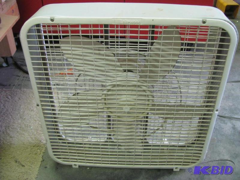 lot 62 image: LAKEWOOD 20" Box Fan. Works....