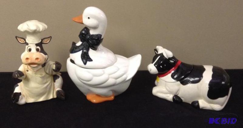 lot 128 image: Farm Animal Lot - Cookie Jars and Counter Sitter