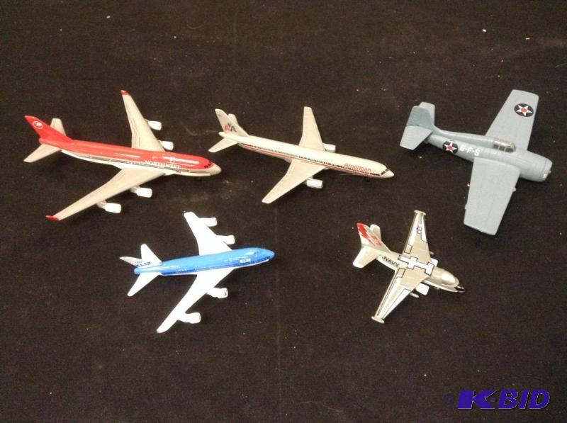 lot 143 image: Collection of Airplanes