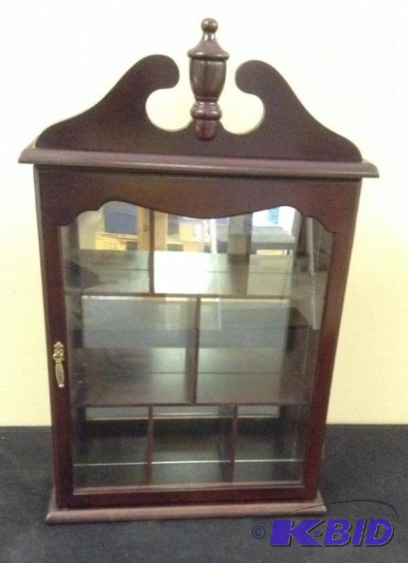lot 33 image: Mirrored Display Case
