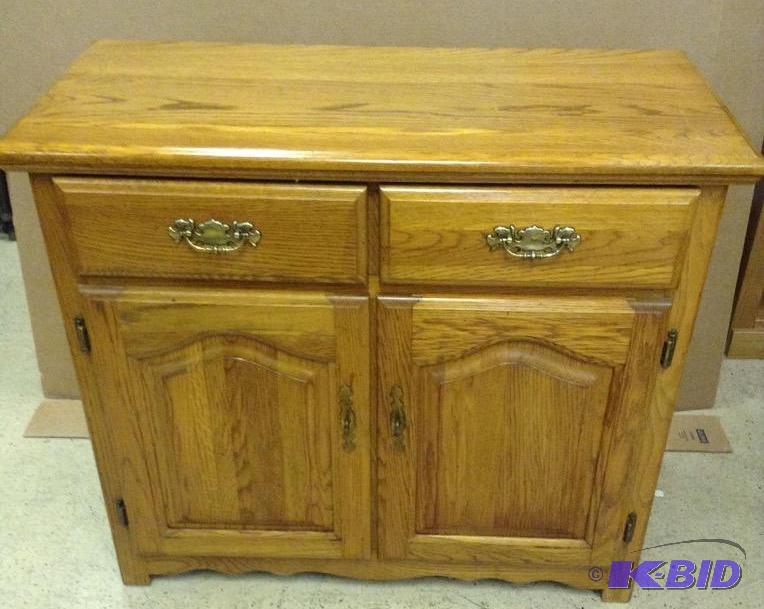 lot 75 image: Oak Cabinet