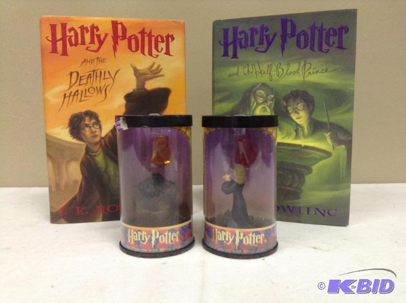 lot 96 image: Lot of 2 Harry Potter books and 2 mini figurines with scope