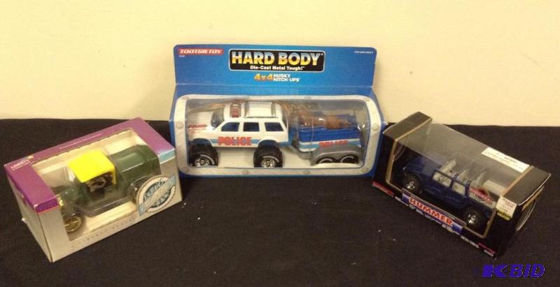 lot 43 image: Mixed Lot of Three Die Cast Vehicles