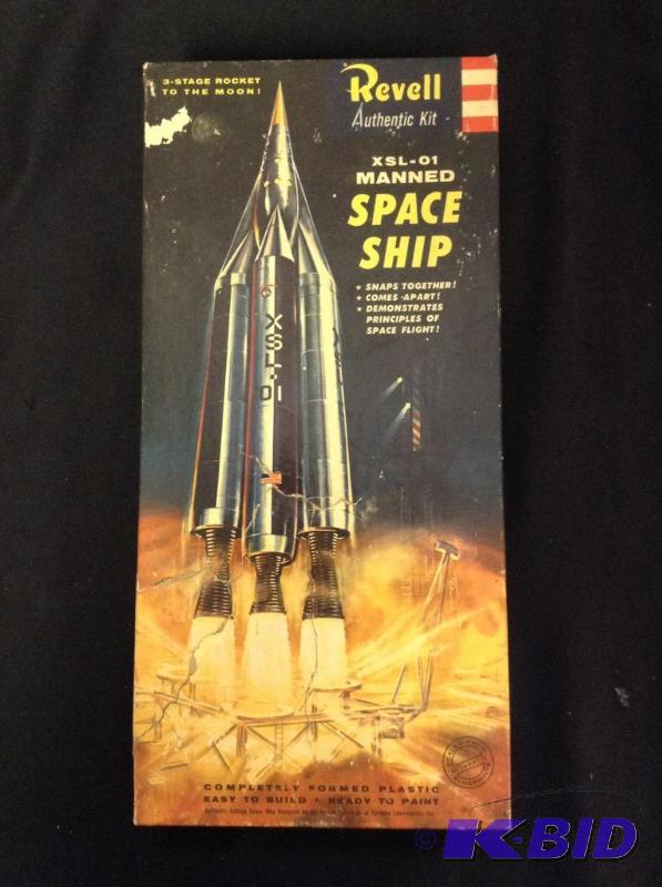 lot 80 image: Revell XSL-01 Manned Space Ship Model