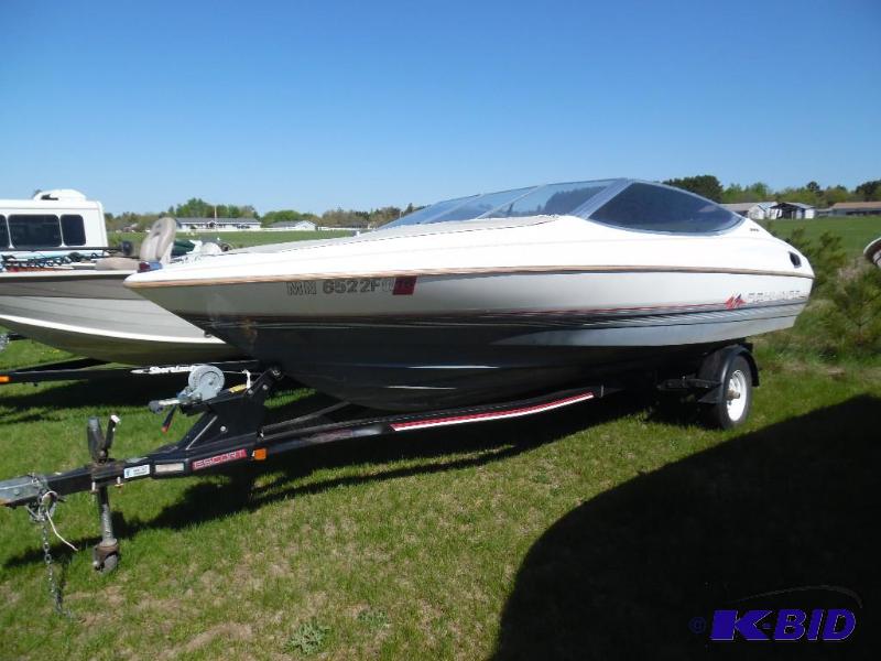 lot 1 image: 1990 Bayliner Capri Boat