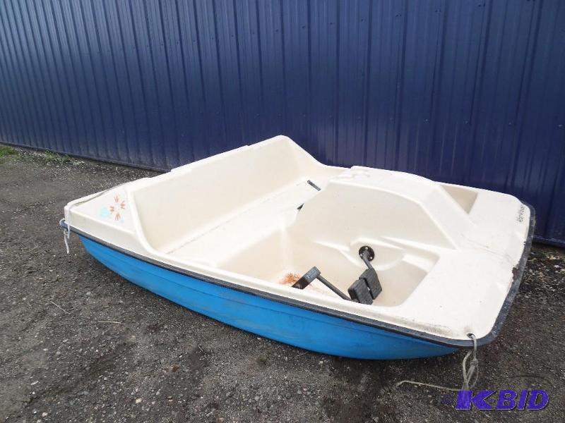lot 5 image: Water Wheeler Paddle Boat
