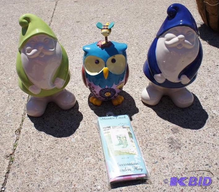 New Garden Decor (2) Gnomes Blue and Green an...
