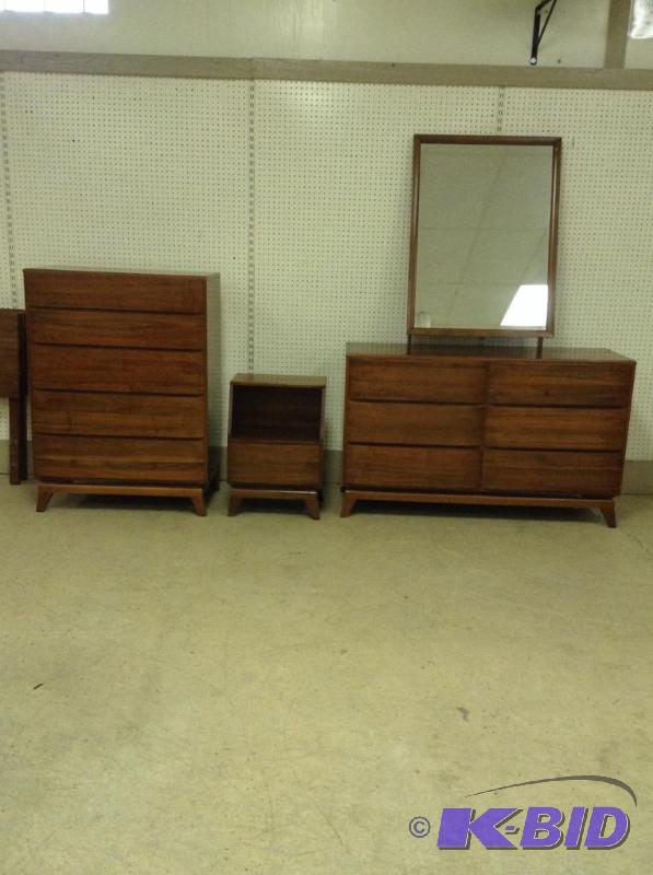 lot 1 image: Vintage Walnut Bedroom Set