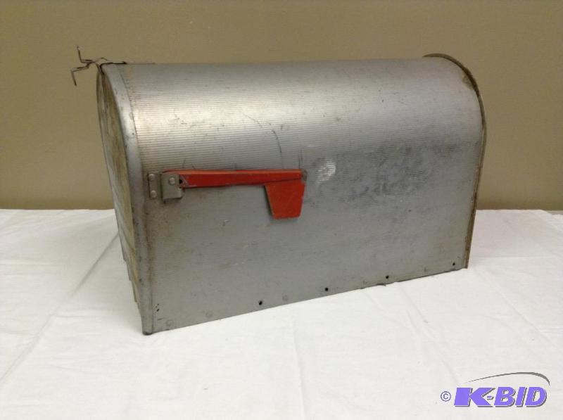 lot 100 image: Extra Large Metal Mail Box