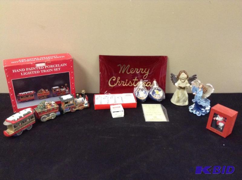 lot 132 image: Christmas Decor Collectibles