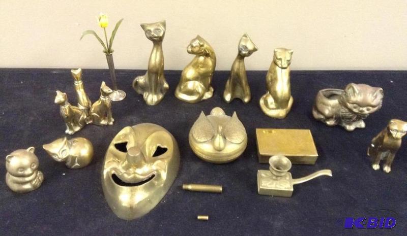 lot 155 image: Nice Variety of Decorative Brass Items