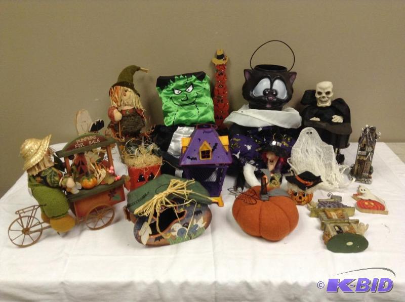 lot 173 image: Halloween Decorations