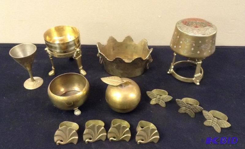 lot 32 image: Assorted Brass Pieces