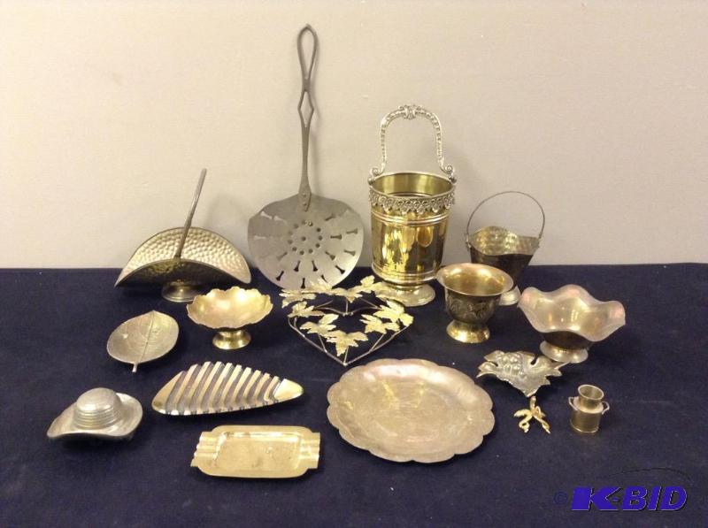 lot 51 image: Assortment of Brass Containers and Trays