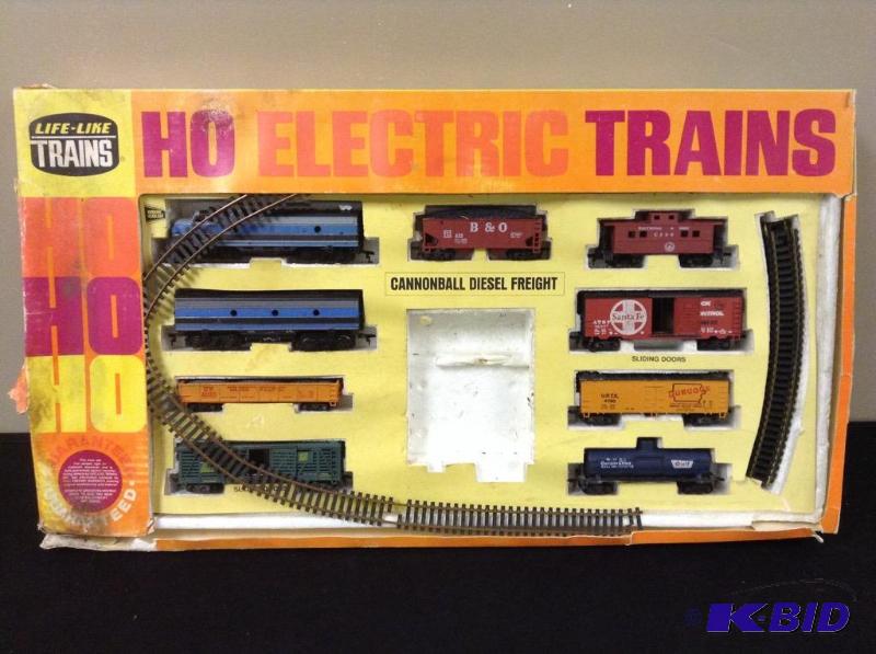 lot 87 image: Life Like Trains Brand HO Electric Train Set