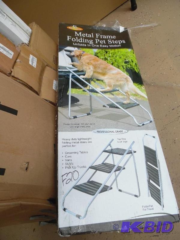 lot 20 image: Folding Pet Steps