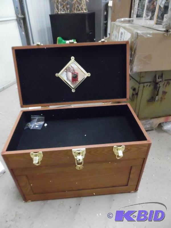 lot E19 image: Deluxe 4-drawer Collectors Chest