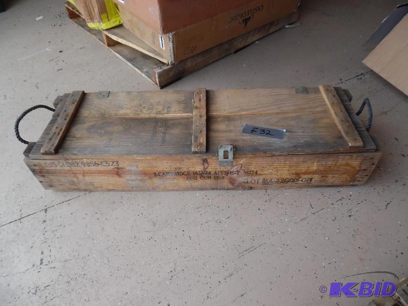lot E32 image: Wooden Gun Box