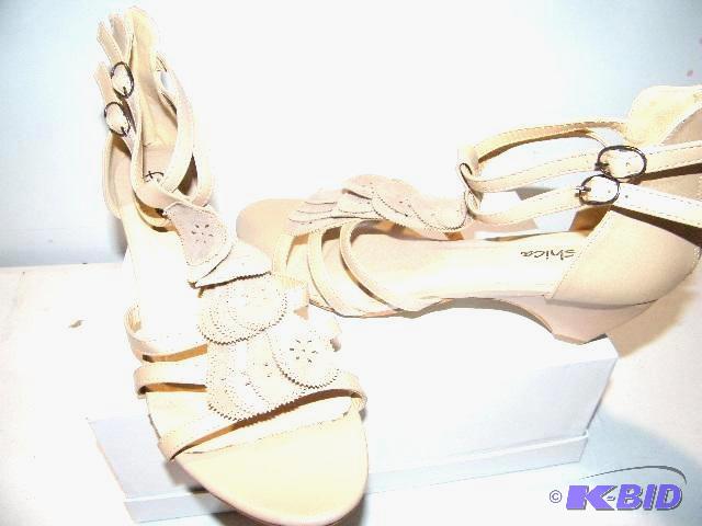 Freshica scallop sandal size 11