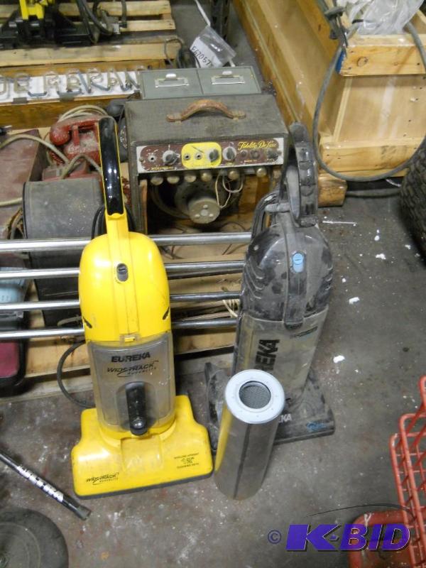 lot 17 image: Eureka Wide Track Superlite Vacuum