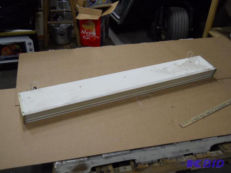 lot 22 image: Shop Light