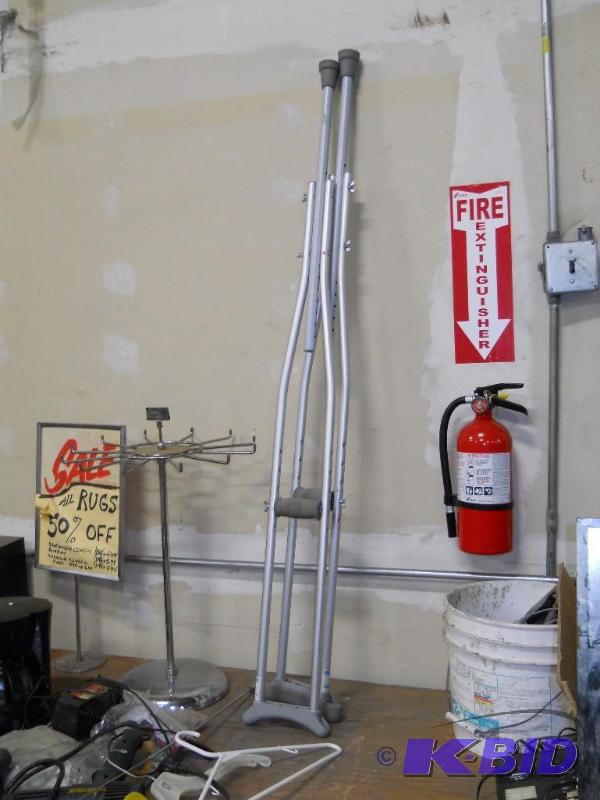 lot 29 image: Pair of Aluminum Crutches