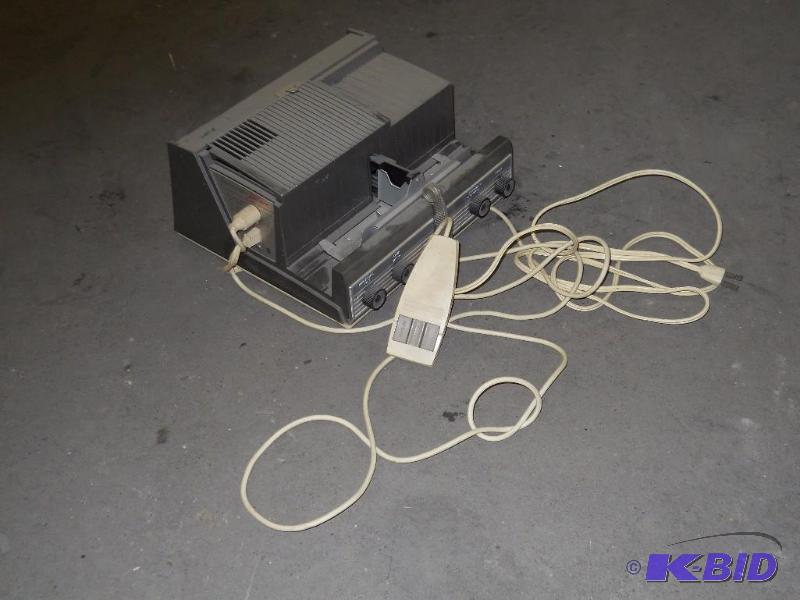lot 61 image: Crestline Deluxe Slide Projector