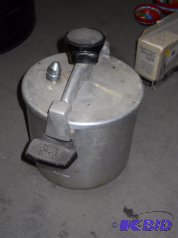 lot 67 image: Wear-Ever Chicken Bucket Pressure Cooker