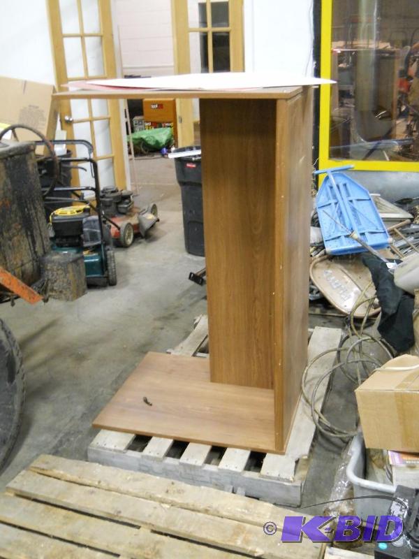 lot 72 image: Desk