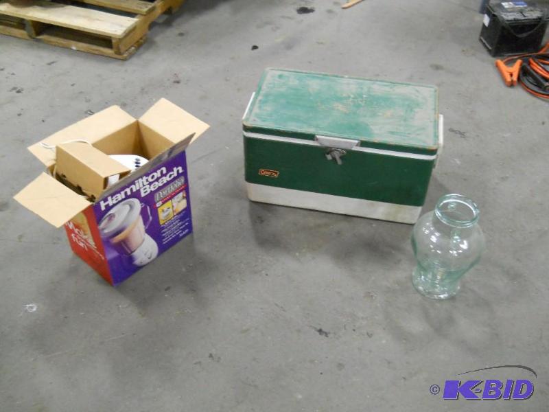 lot 76 image: Coleman Cooler, Vase and Hamilton Beach Blender
