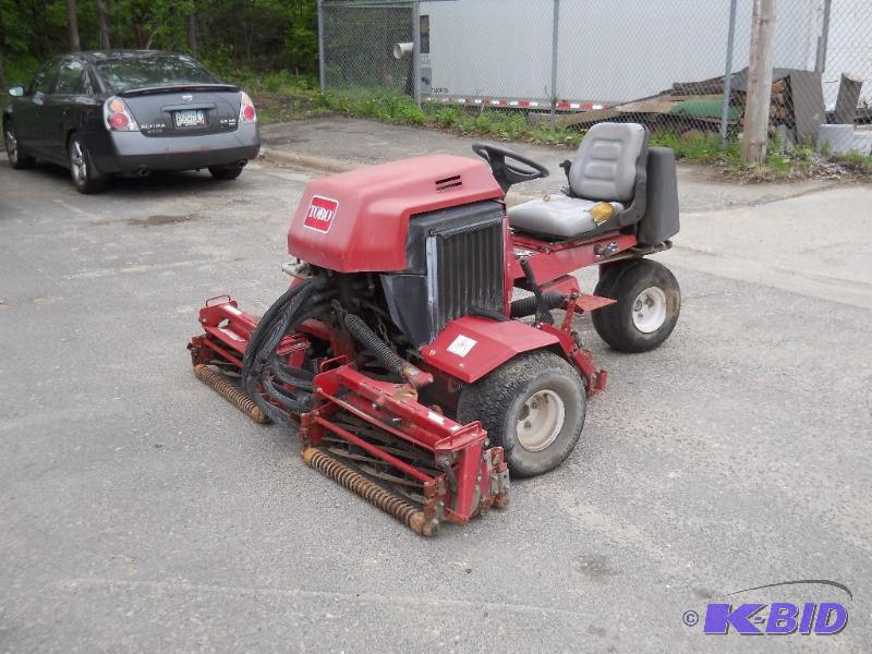 lot 10 image: Toro Reelmaster 216. 3 WD. Triplex Commercial Lawn Mower. NO RESERVE