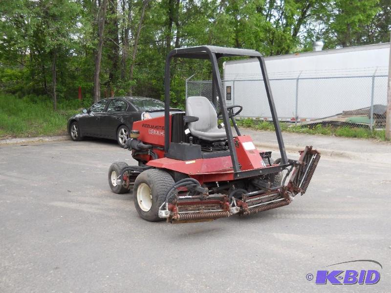 lot 2 image: Toro 5200-D Reelmaster Lawn Mower. Starts, Runs and Cuts. NO RESERVE