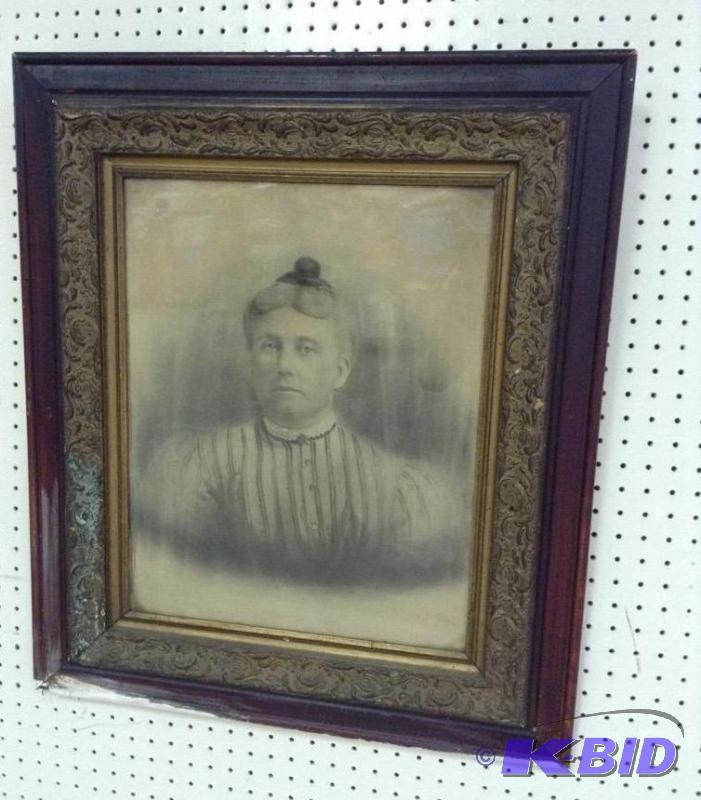 lot 32 image: Very Old Portrait of a Beautiful Woman in Nice Old Frame