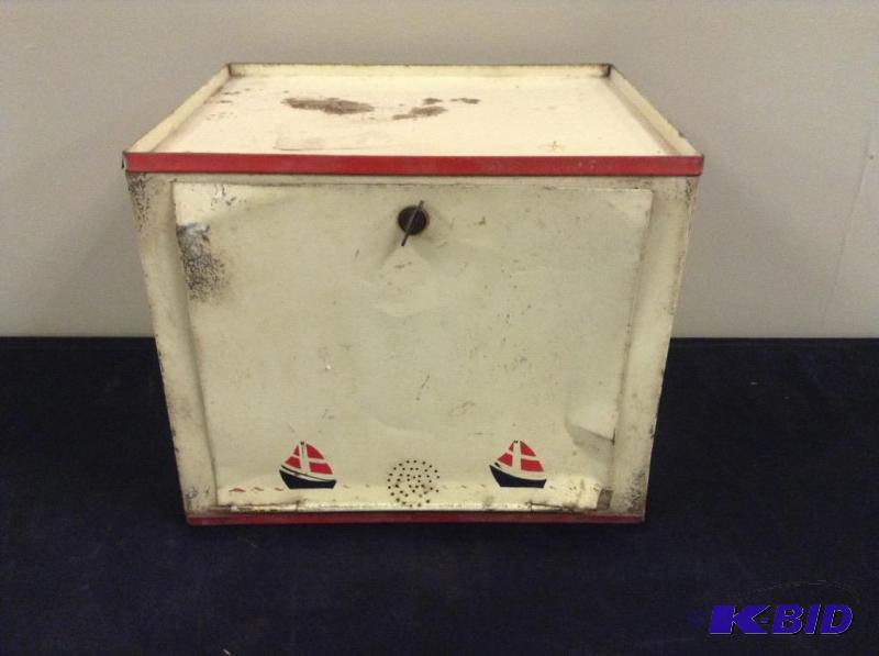 lot 60 image: Vintage Tin Pie Safe
