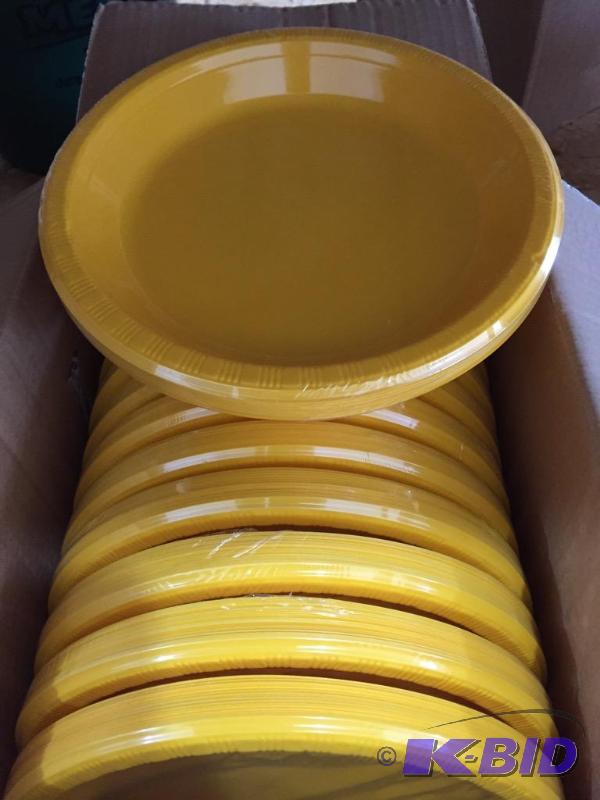 lot 10 image: 10.25 School Bus Yellow Plastic Plates