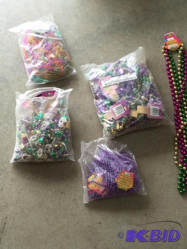 lot 135 image: Various Color and Style of Beads