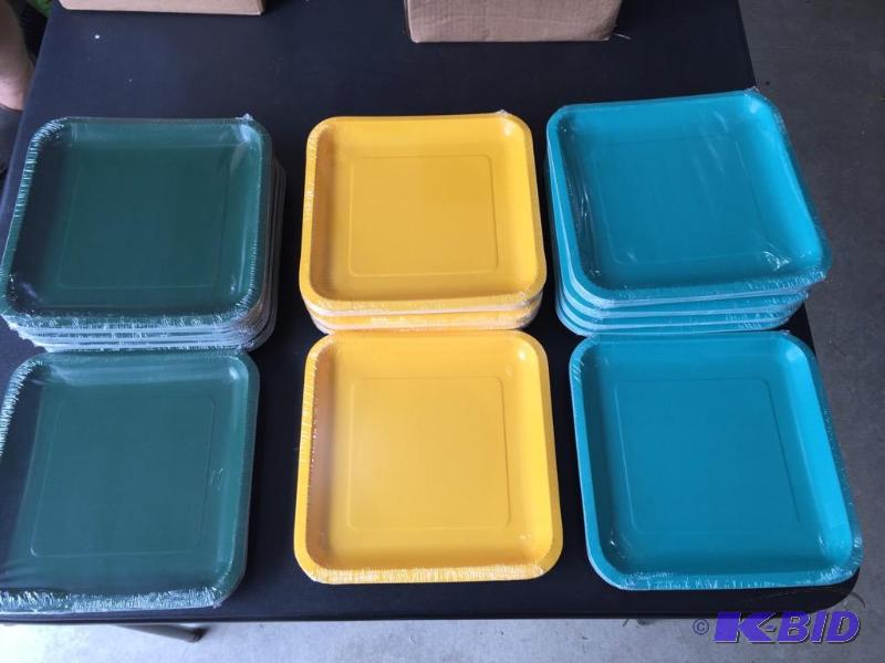 lot 260 image: 9.125 inch Plates in Assorted Colors