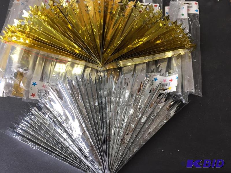 lot 265 image: 24 Deluxe Star Fan in Gold and Silver